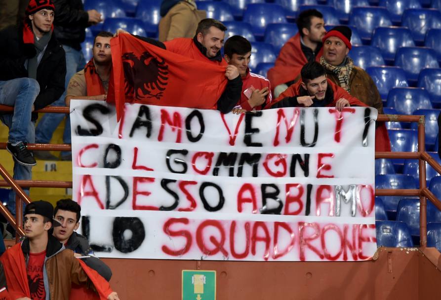 L&#39;orgoglio dei tifosi albanesi accorsi in 15mila a Marassi. Getty Images